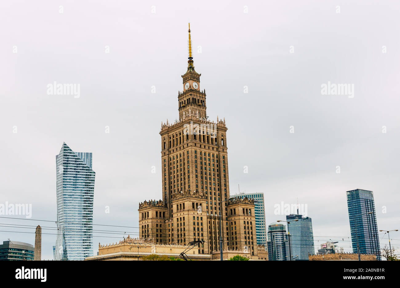 Warschauer Kultur- und Wissenschaftspalast mit warschauer Stadtbild. Stockfoto