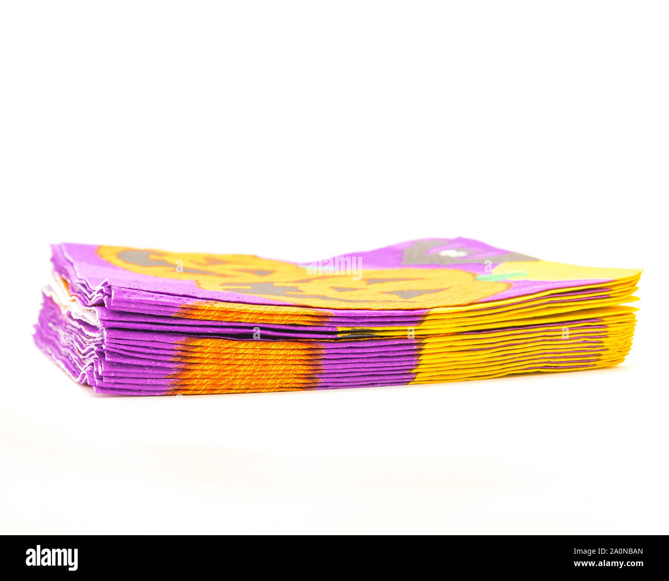 Studio shot von Halloween Servietten stack isoliert auf weißem Stockfoto