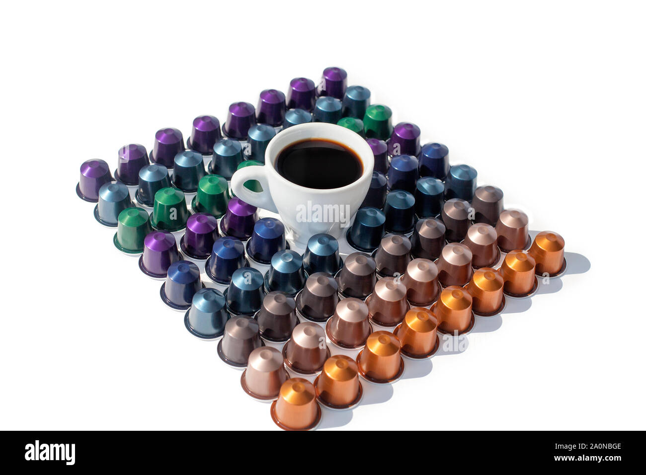 Kaffee Kapseln verschiedene Arten und Farben auf weißem Hintergrund Draufsicht in eckigen closeup und Tasse Kaffee zurück, isoliert Stockfoto