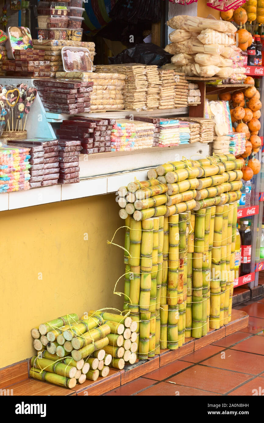 BANOS, Ecuador - 26. FEBRUAR 2014: einen kleinen Laden in der Nähe der Bus Terminal mit frischen Zuckerrohr, Süßigkeiten, Obst und Getränke in Baños, Ecuador Stockfoto