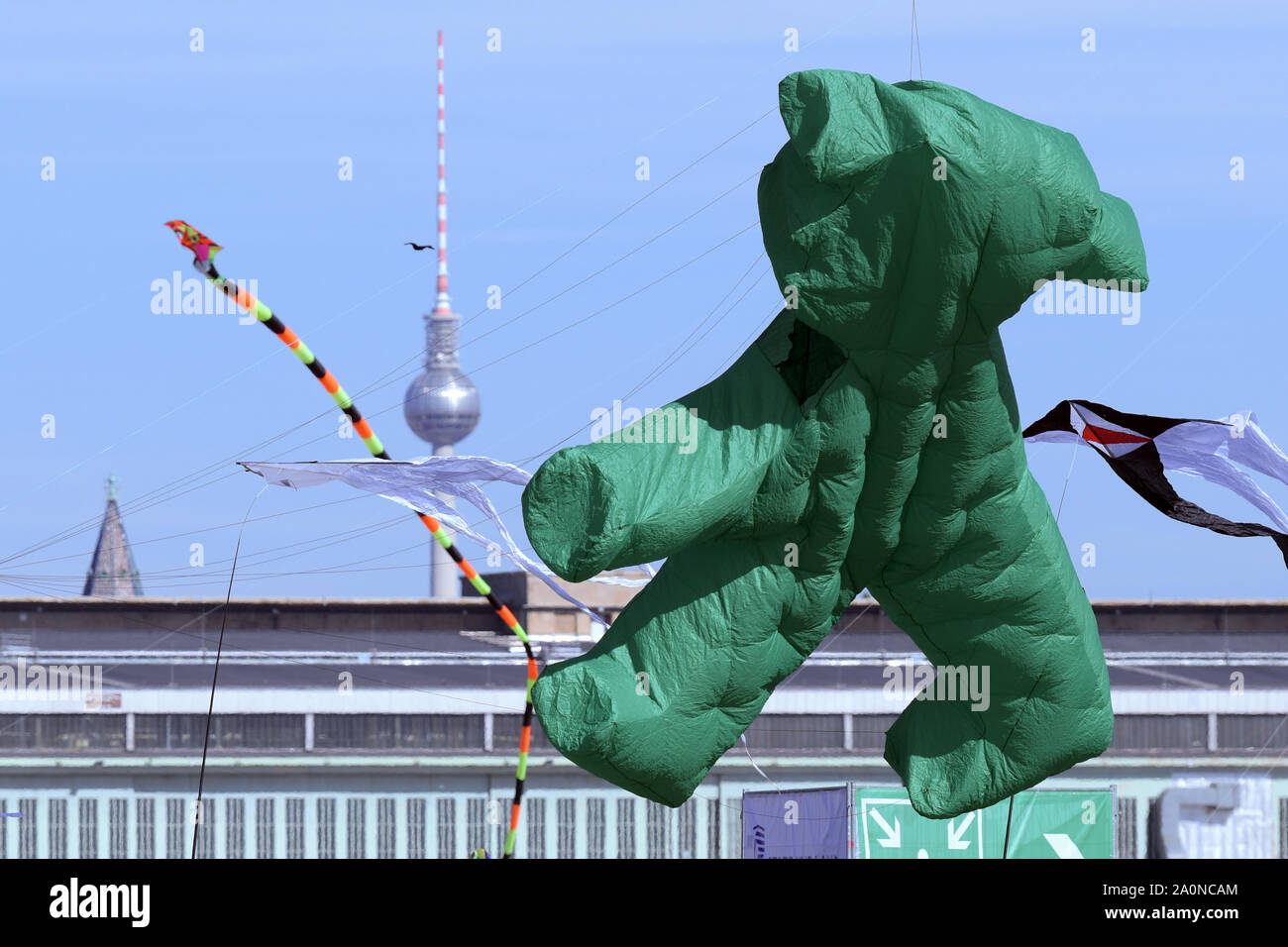 21. September 2019, Berlin: eine Ampel Mann wie ein Drache kann auf dem ...