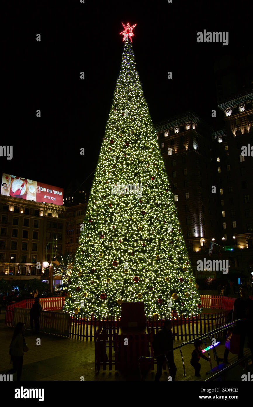 SAN FRANCISCO, Kalifornien, USA - 26.November.2018: Nachtansicht der Weihnachtsbaum am Union Square Stockfoto