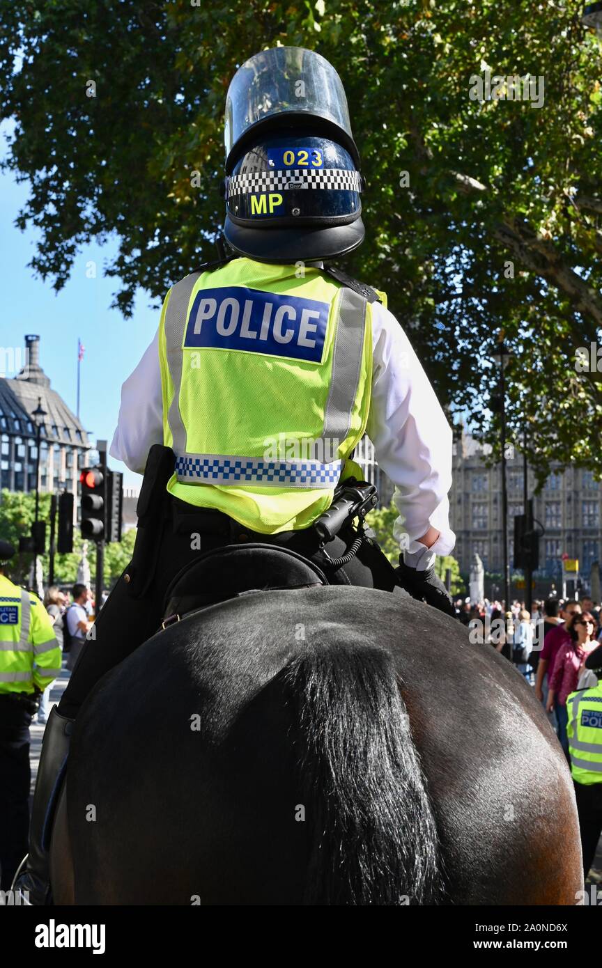 Mounted Police Officer. Crowd Control, Global Strike für den Klimawandel. Studenten und Schulkinder nahmen an der globalen Streik für Klimawandel, Westminster, London. Großbritannien Stockfoto