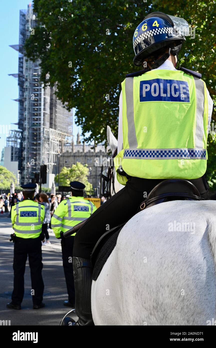 Mounted Police Officer. Crowd Control, Global Strike für den Klimawandel. Studenten und Schulkinder nahmen an der globalen Streik für Klimawandel, Westminster, London. Großbritannien Stockfoto