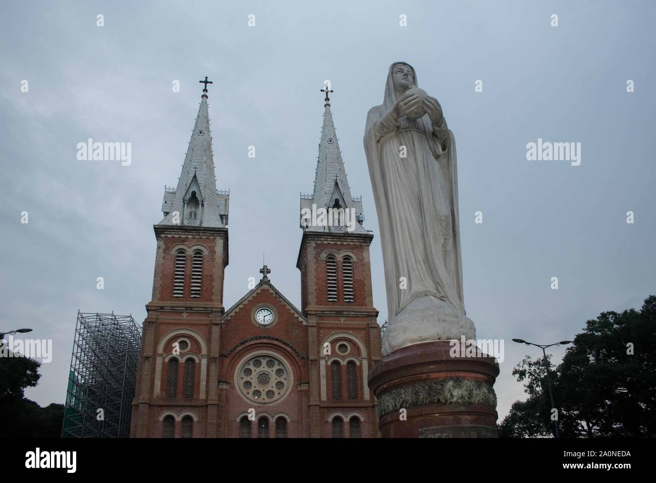 Saigon Kathedrale Notre-Dame Basilika (Basilika Unserer Lieben Frau von der Unbefleckten Empfängnis) Auf dem Hintergrund des blauen Himmels in Ho Chi Minh City, Vietnam. Ho Chi M Stockfoto