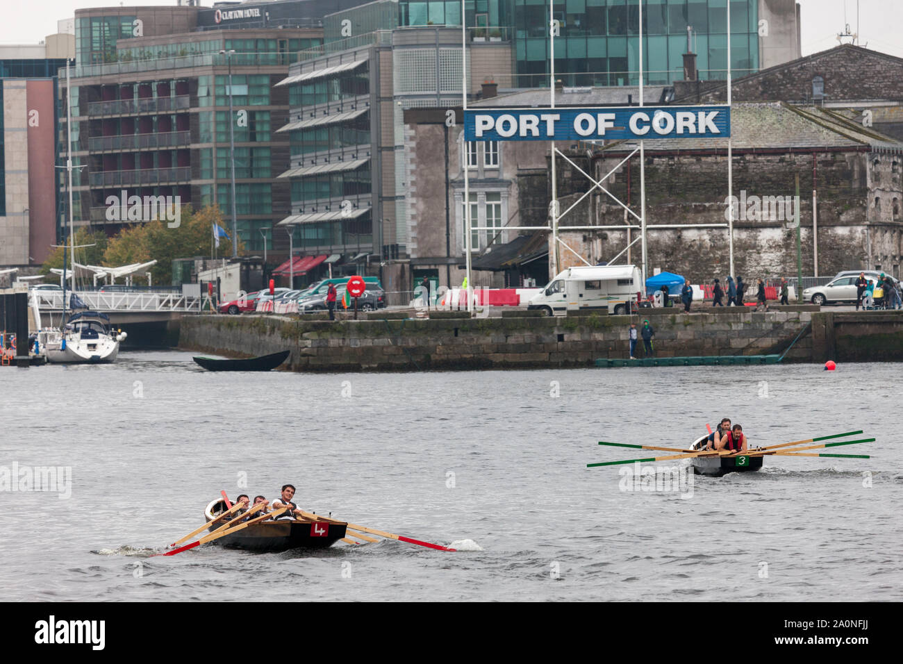 Cork, Irland. 21 Sep, 2019. Currachs, Position für die Ziellinie während der mens Rennen auf dem Naomhóga Chorcaí, jährliche Regatta auf dem Fluss Lee in Cork, Irland, statt. - Bild; Quelle: David Creedon/Alamy leben Nachrichten Stockfoto