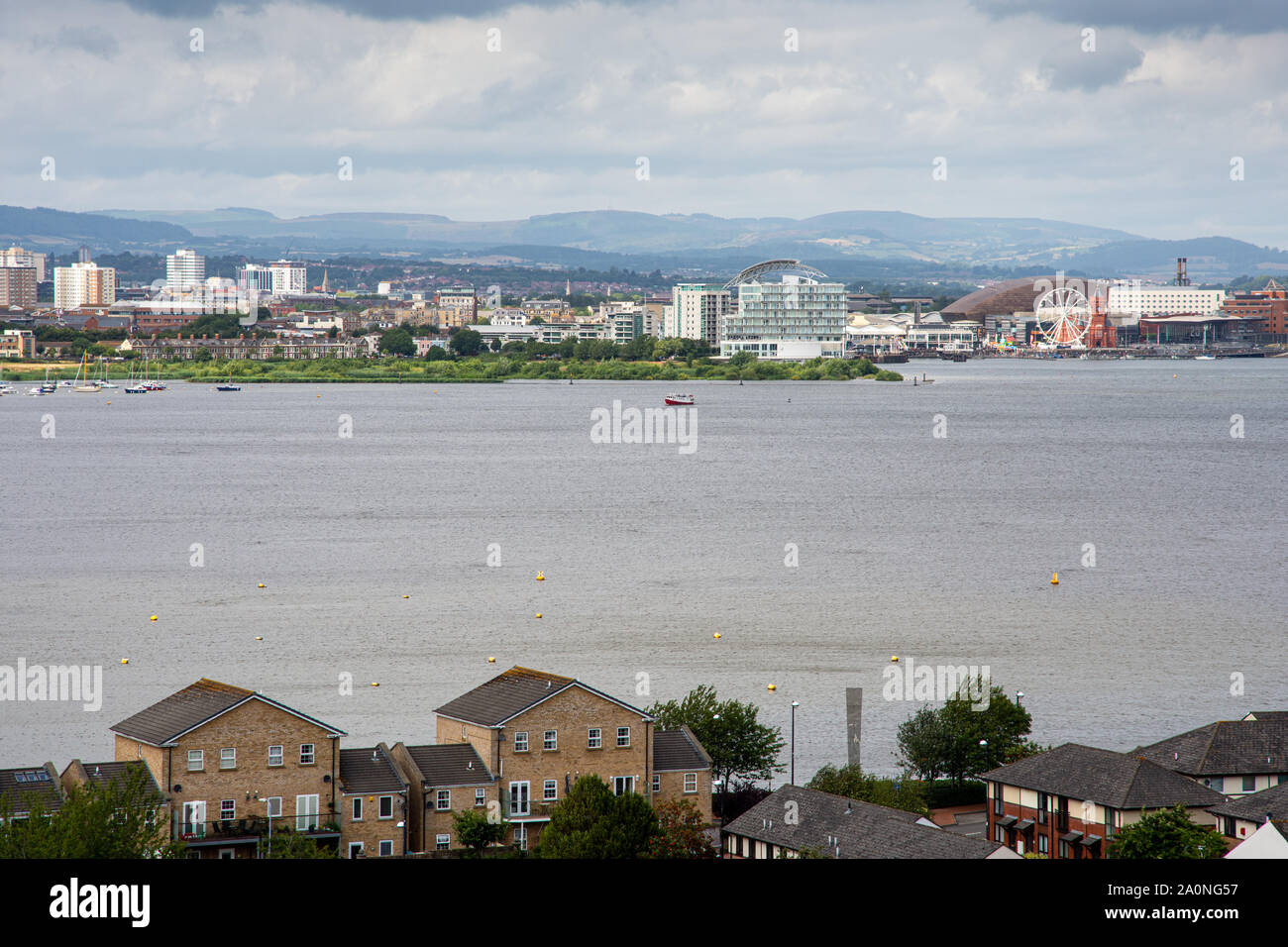 Wahrzeichen von Cardiff Bay, einschließlich der Senedd, Pierhead und Millennium Center, bilden das Stadtbild von Cardiff unter den Hügeln von South Wales. Stockfoto