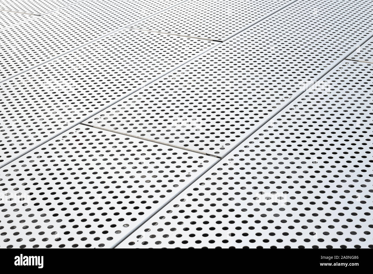 Metall Gitter mit Viele runde Löcher in der Decke Hintergrund Lochblech. Punktmuster auf der
