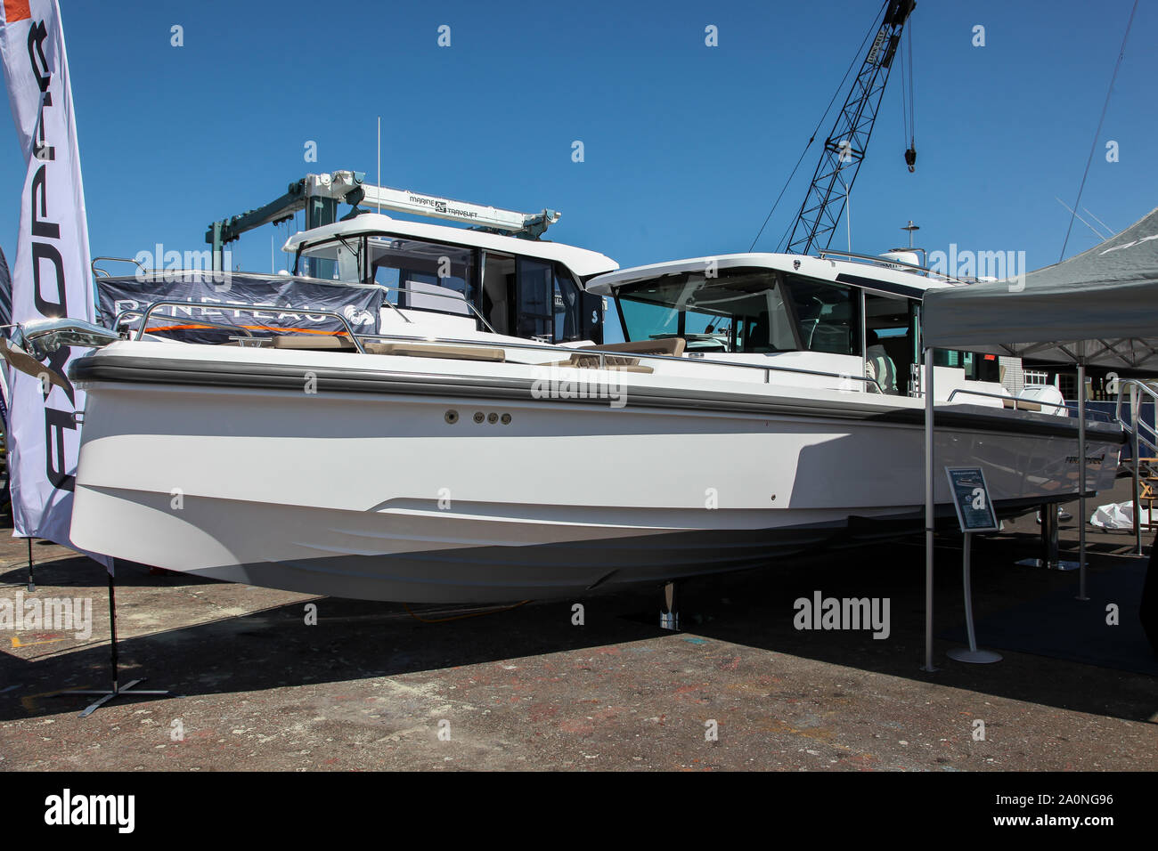 NORWALK, CT, USA - 19. SEPTEMBER 2019: Axopar 37 Kabine Drängeln auf Progressive Norwalk Boat Show Tag 1 ab September 19-22, 2019. Stockfoto