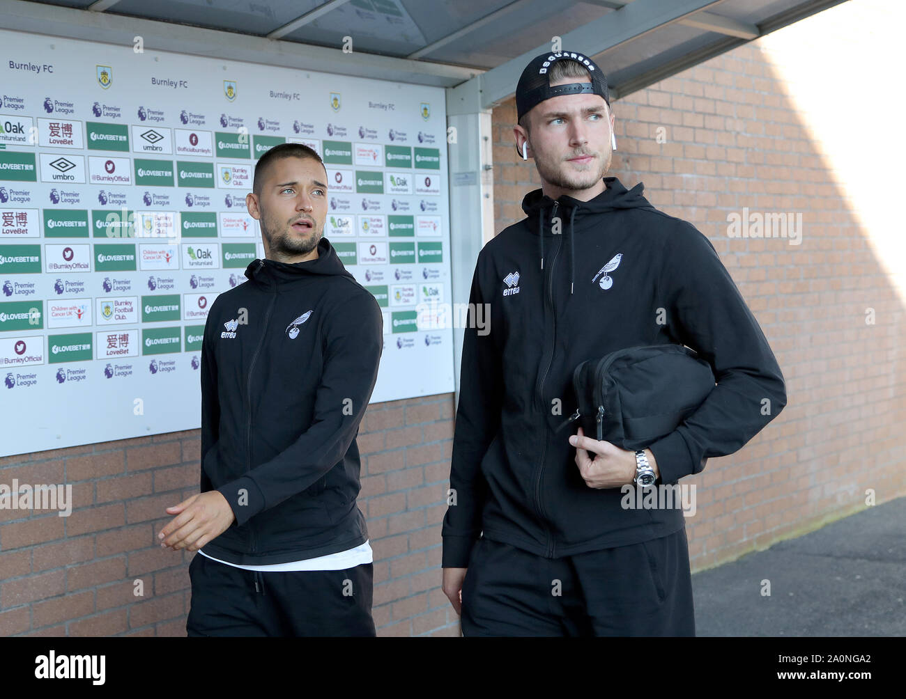 Norwich City Moritz Leitner (links) und Dennis Srbeny Anreise vor der Premier League Spiel im Turf Moor, Burnley. Stockfoto