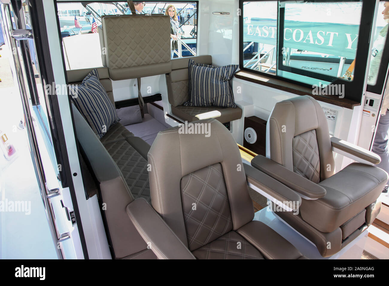 NORWALK, CT, USA - 19. SEPTEMBER 2019: Axopar 37 Cabin Interior schiebend auf Progressive Norwalk Boat Show Tag 1 ab September 19-22, 2019. Stockfoto
