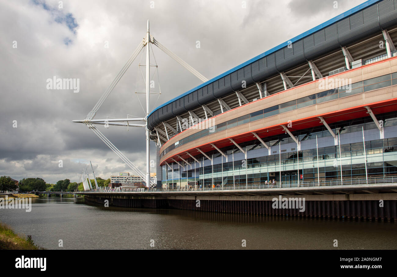 Cardiff, Wales, UK - 20. Juli 2019: Sturmwolken über Cardiff Millennium Stadium am Fluss Taff. Stockfoto