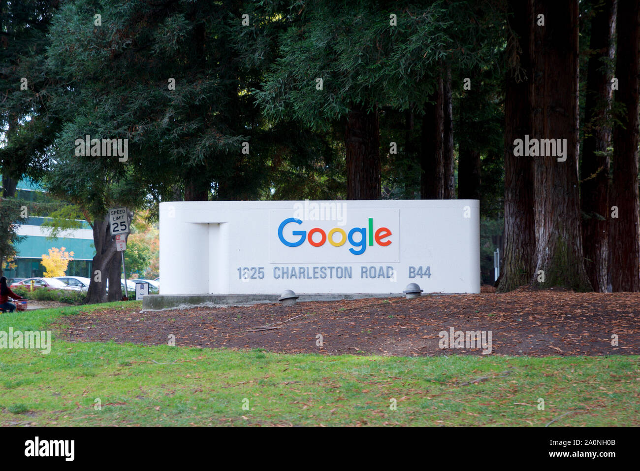 MOUNTAIN VIEW, Kalifornien, Vereinigte Staaten - 26.November.2018: Google Hinweisschild auf dem Google Campus neben der Strasse Stockfoto