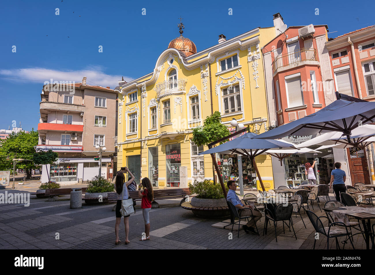 Burgas, Bulgarien - Juni 21, 2019: Fußgänger-Kurs im Zentrum von Burgas, ein Urlaubsort am Schwarzen Meer. Stockfoto