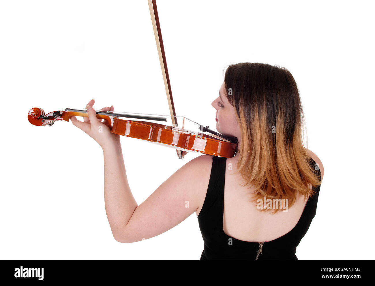 Eine junge Frau, die von der Rückseite in der Nähe zu Bild Spielen der Violine mit ihrem blonden Haar, auf weißem Hintergrund Stockfoto