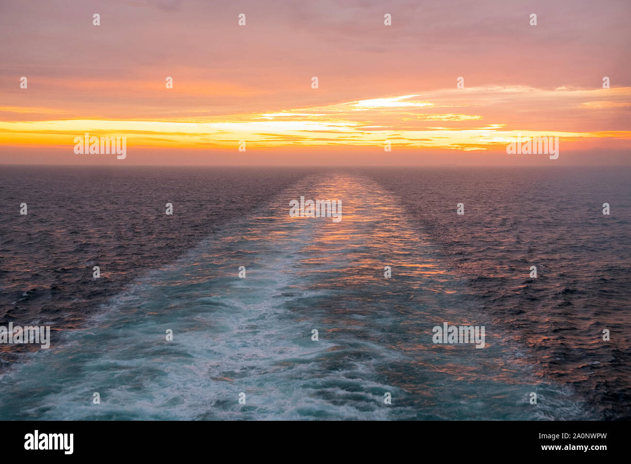 Sonnenuntergang über der Nordsee und Schiffe wake verschwinden in der Ferne, von der Queen Mary 2 Stockfoto