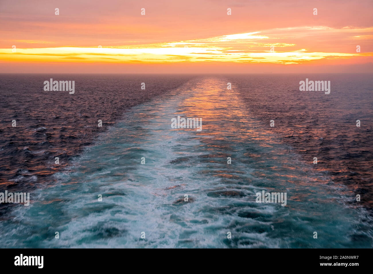 Sonnenuntergang über der Nordsee und Schiffe wake verschwinden in der Ferne, von der Queen Mary 2 Stockfoto