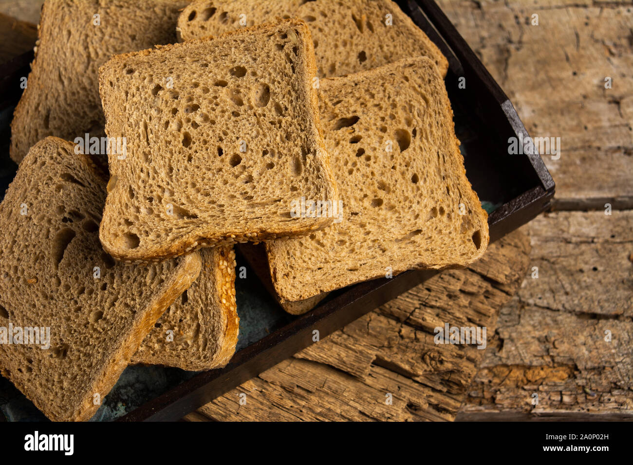 Braun Roggenbrot Schichten auf einem Holztisch, Ansicht von oben Stockfoto