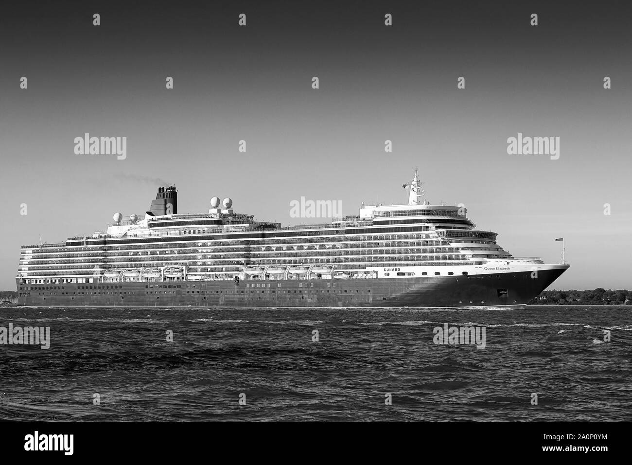 Schwarz-weiß Foto der Cunard Cruise Ship, MS QUEEN ELIZABETH, Abfahrt Southampton, Großbritannien, für die baltischen Stadt Warnemünde, Deutschland. Stockfoto