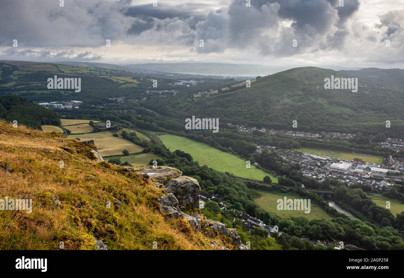 Die Stadt ist taff und liegt im Tal des Flusses Taff unter den Hügeln von South Wales, mit Caerphilly in der Ferne, wie aus den Garth gesehen Stockfoto