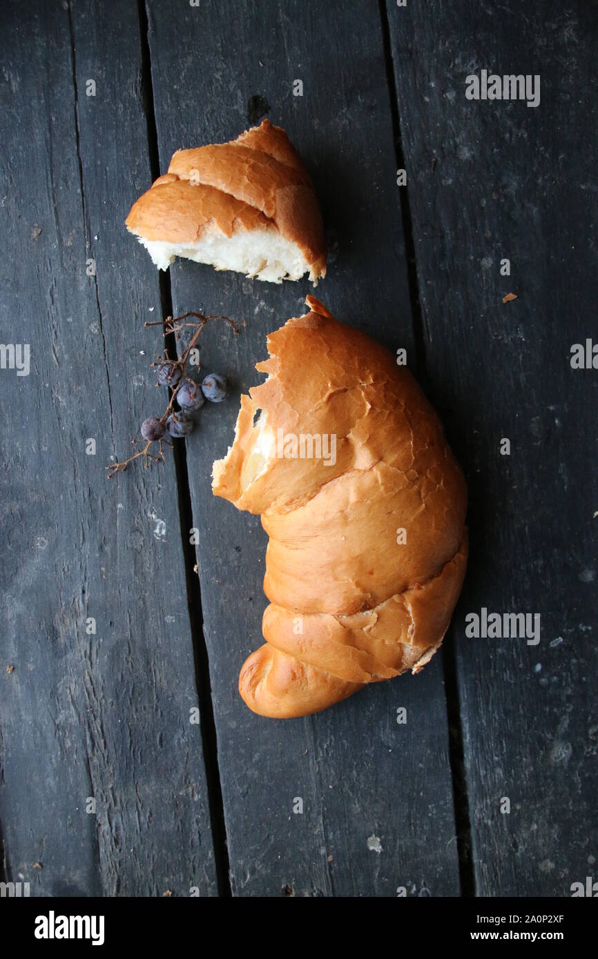 Rosinen backen Idee. Bun- und getrocknete Weintrauben liegen auf dem Tisch. Stockfoto