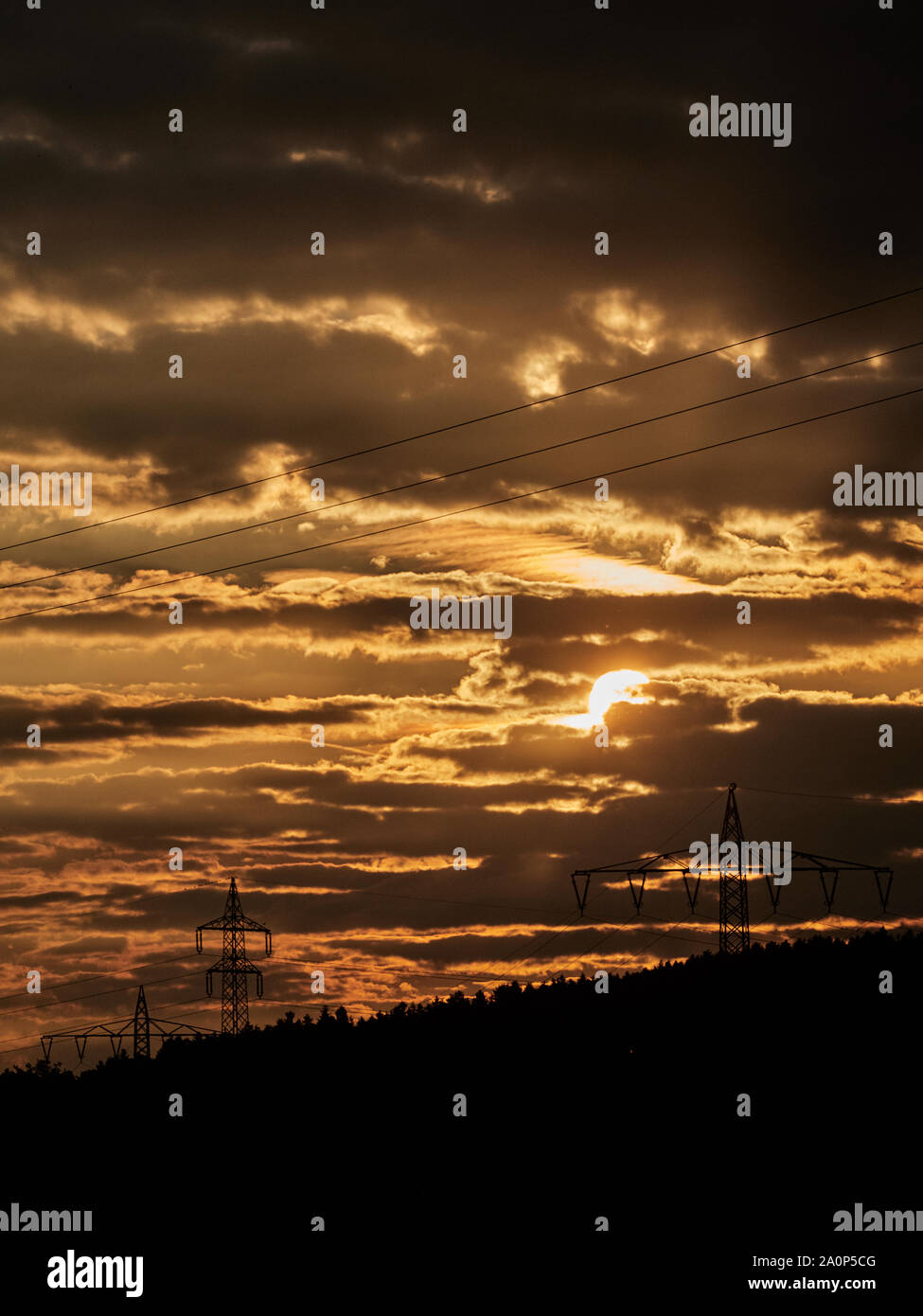 Stromleitungen in der Goldenen Stunde Sonnenuntergang in Deutschland Stockfoto
