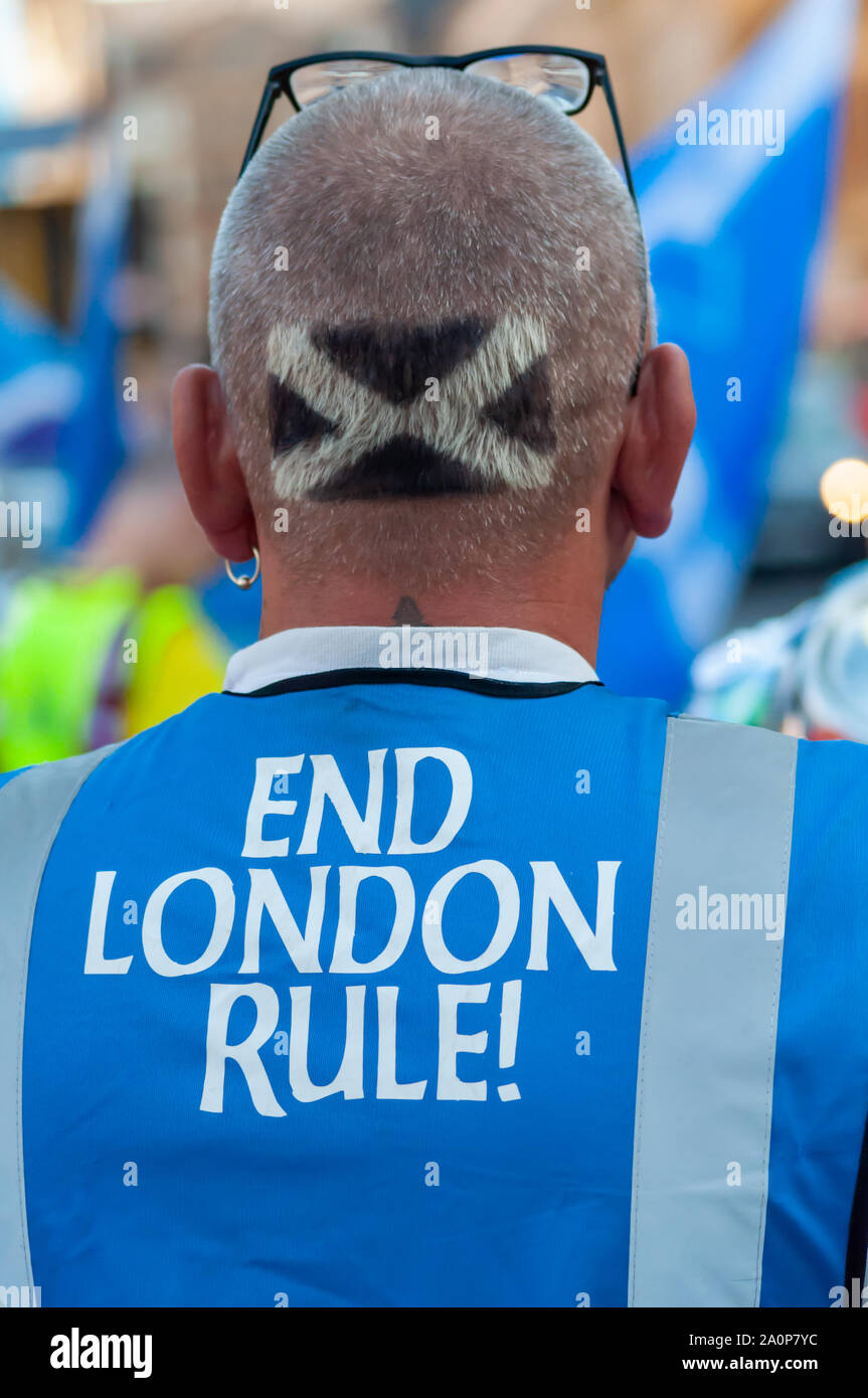 Glasgow, Schottland, Großbritannien. 21 Sep, 2019. Ein Anhänger mit einem Schottischen Flagge Frisur und das Tragen der Slogan End London Regel verbindet campaigmers zur Unterstützung der schottischen Unabhängigkeit, wie sie für eine Kundgebung auf dem George Square sammeln. Die Rallye war der Final Countdown berechtigt und wurde von der Gruppe Hoffnung über Furcht organisiert. Credit: Skully/Alamy leben Nachrichten Stockfoto