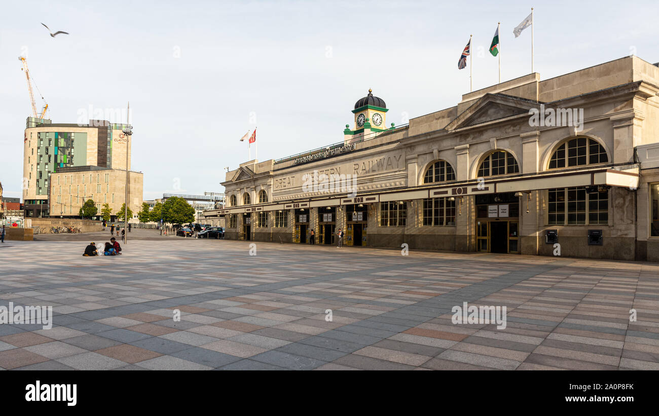 Cardiff, Wales, UK - 21. Juli 2019: Fußgänger Spaziergang durch zentralen Platz außerhalb des Cardiff Central Station an einem Sommerabend. Stockfoto