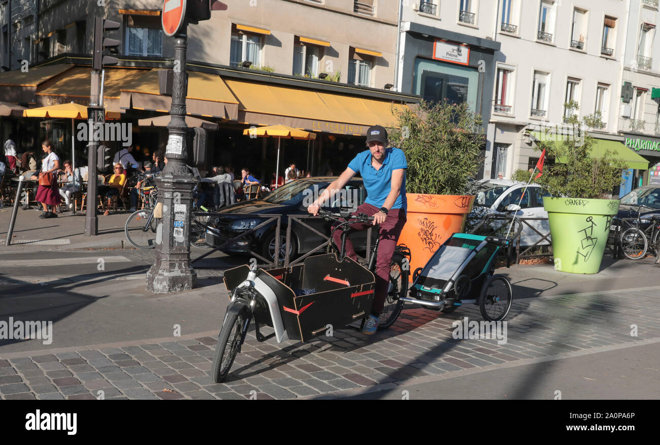 Lastenräder ÄNDERN DER URBANEN LANDSCHAFT IN PARIS. Stockfoto