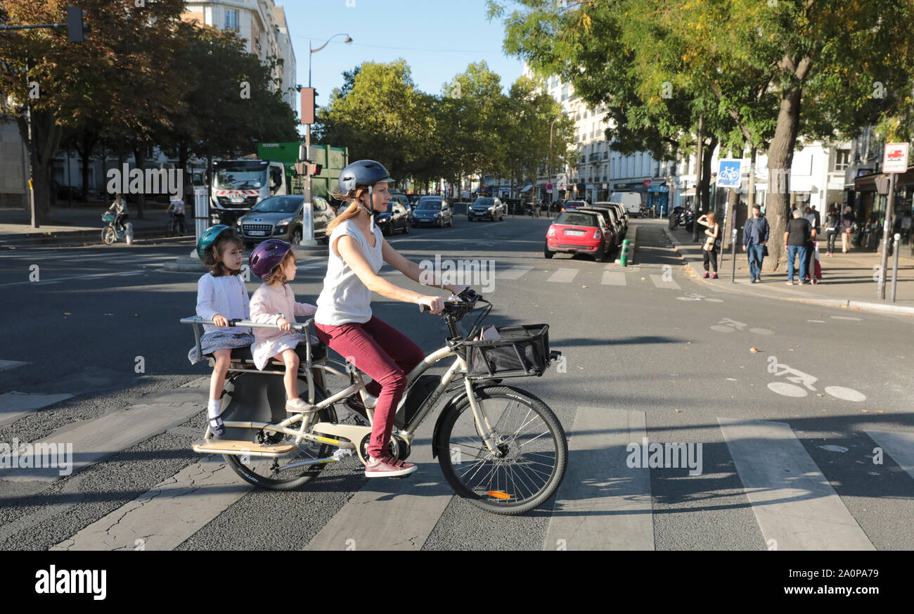 Lastenräder ÄNDERN DER URBANEN LANDSCHAFT IN PARIS. Stockfoto