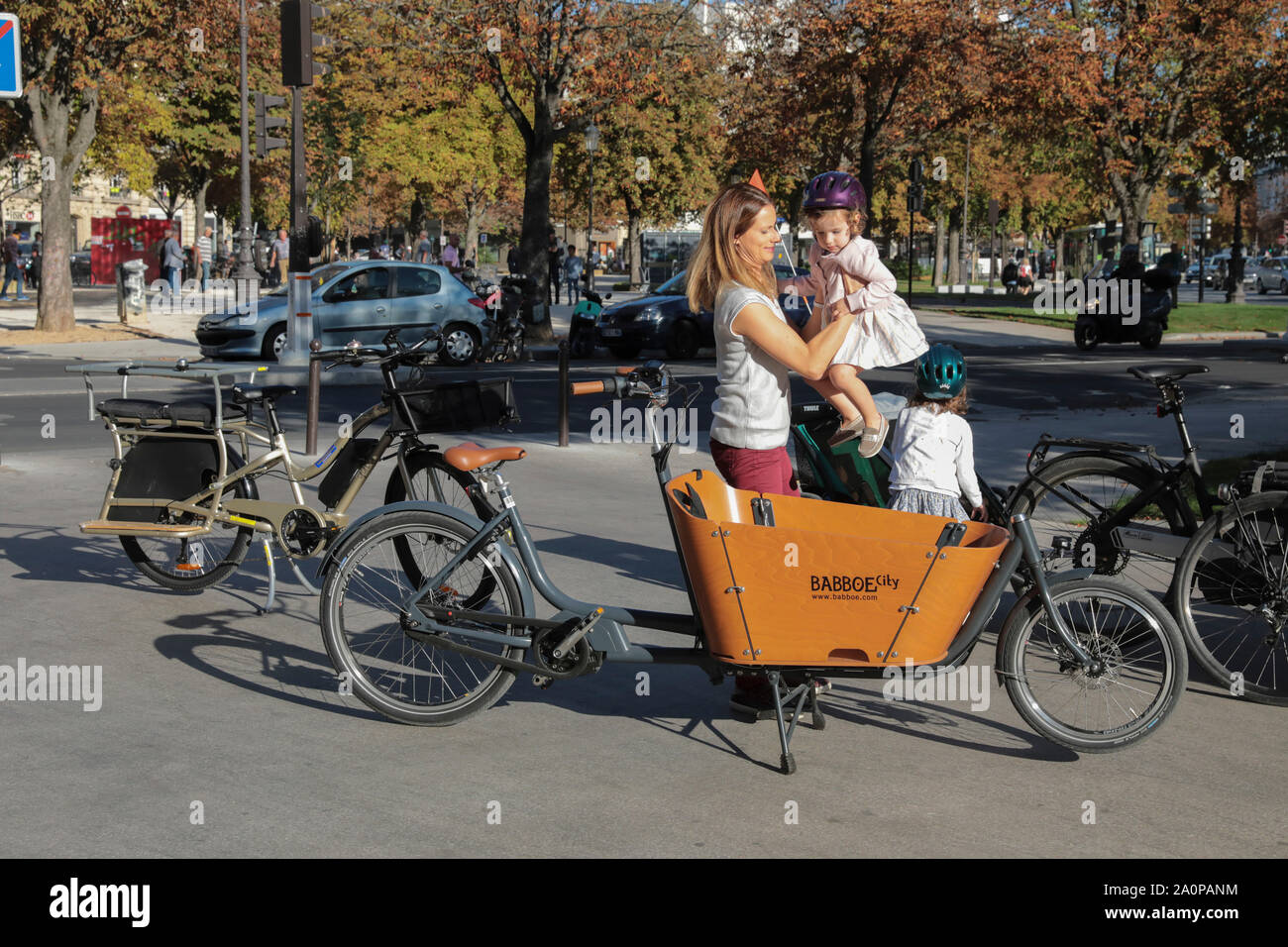 Lastenräder ÄNDERN DER URBANEN LANDSCHAFT IN PARIS. Stockfoto