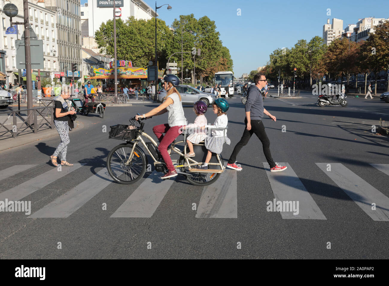 Lastenräder ÄNDERN DER URBANEN LANDSCHAFT IN PARIS. Stockfoto