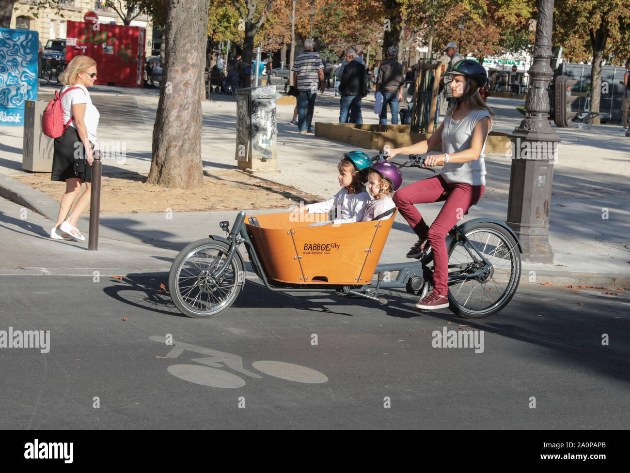 Lastenräder ÄNDERN DER URBANEN LANDSCHAFT IN PARIS. Stockfoto