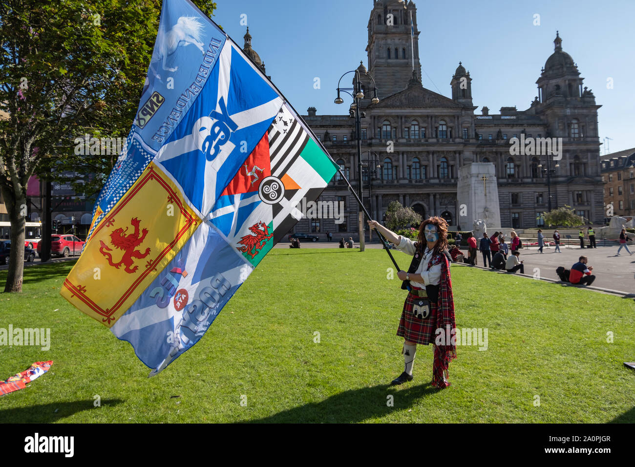 Glasgow, Schottland, Großbritannien. 21. September 2019. Ein Anhänger mit der Schottischen Flagge auf seinem Gesicht gemalt, mehrere Flags, verbindet Mitkämpfer für die schottische Unabhängigkeit, wie sie für eine Kundgebung auf dem George Square sammeln. Die Rallye war der Final Countdown berechtigt und wurde von der Gruppe Hoffnung über Furcht organisiert. Credit: Skully/Alamy leben Nachrichten Stockfoto