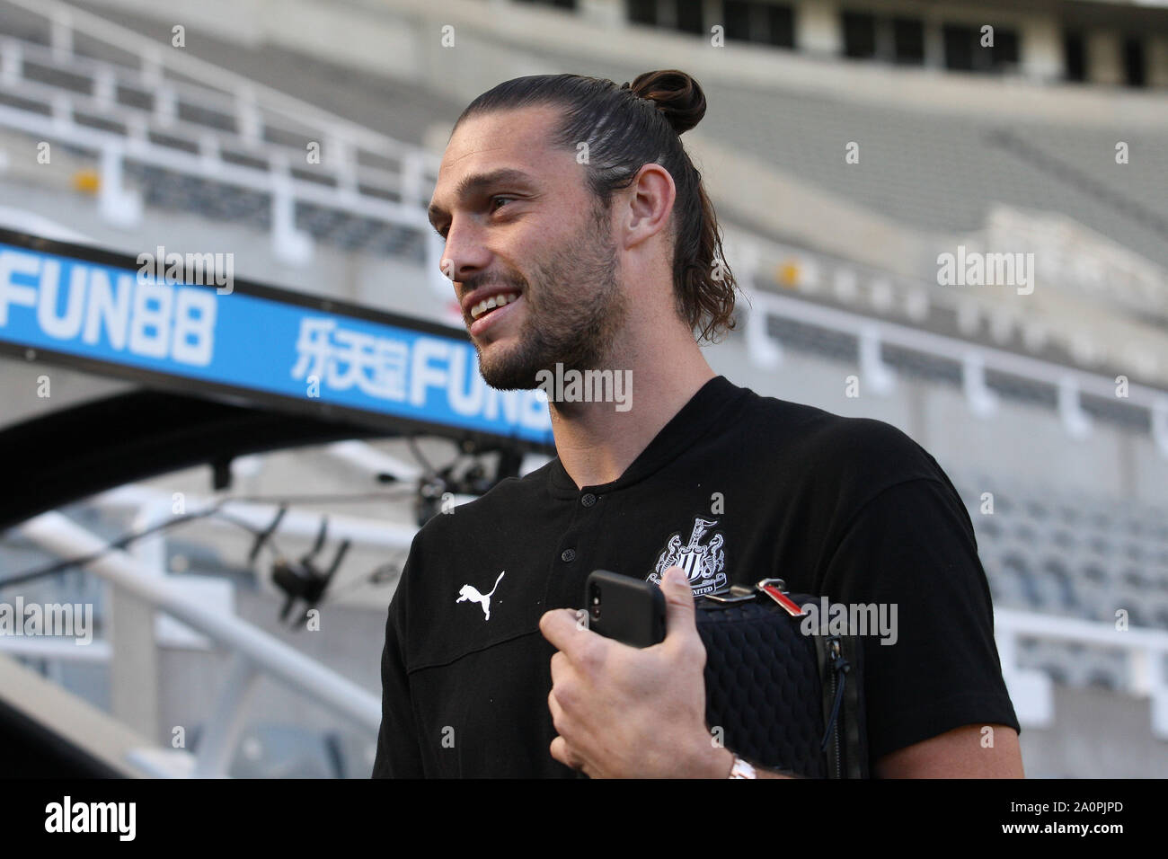 Newcastle, UK. 21 Sep, 2019. NEWCASTLE UPON TYNE, ENGLAND Newcastle United Andy Carroll kommt, bevor die Premier League Match zwischen Newcastle United und Brighton und Hove Albion am St. James's Park, Newcastle am Samstag, den 21. September 2019. (Credit: Steven Hadlow | MI Nachrichten) das Fotografieren dürfen nur für Zeitung und/oder Zeitschrift redaktionelle Zwecke verwendet werden, eine Lizenz für die gewerbliche Nutzung Kreditkarte erforderlich: MI Nachrichten & Sport/Alamy leben Nachrichten Stockfoto