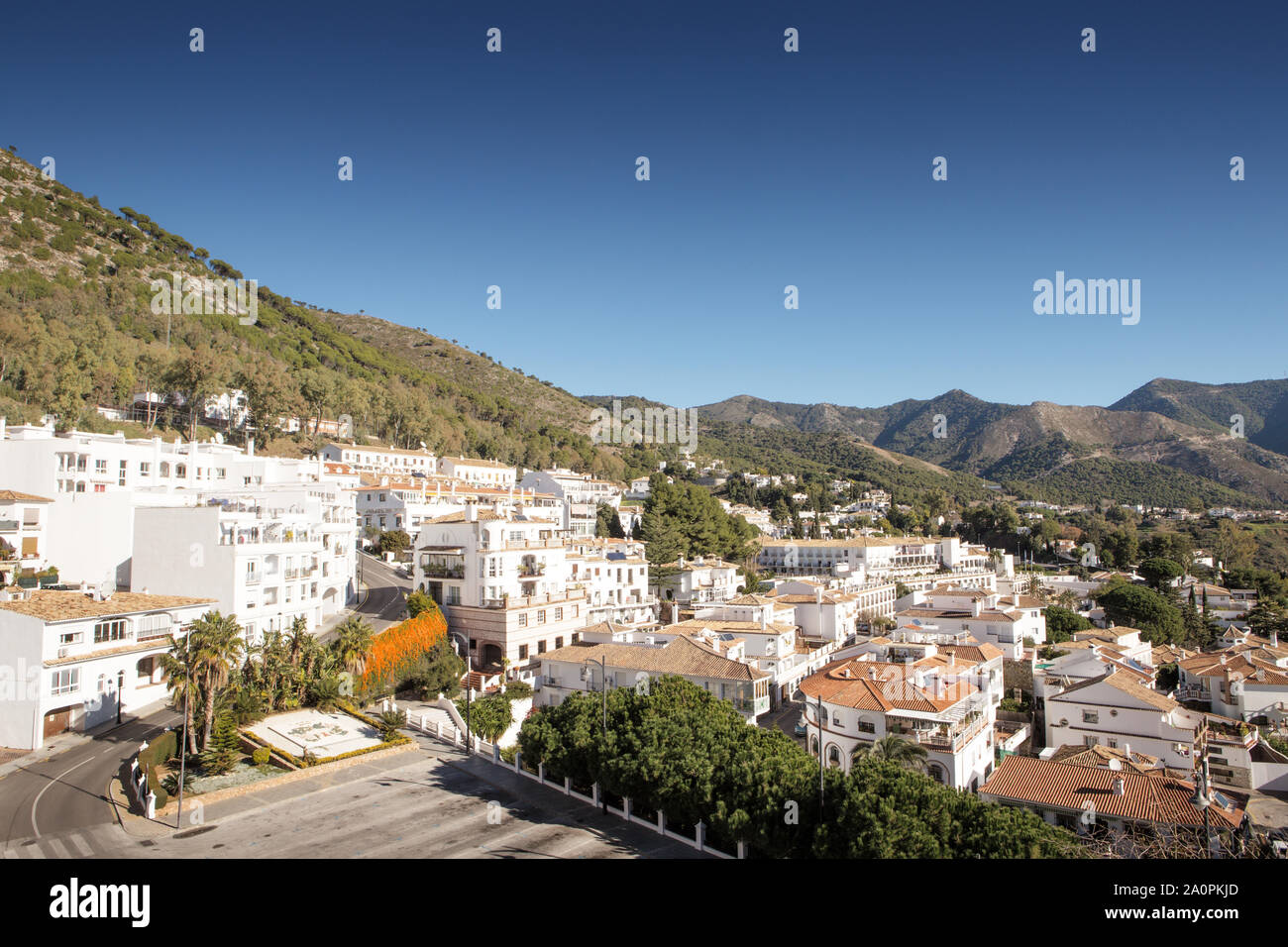 Hang Stadt Mijas mit viel Tünche Gebäude und Häuser bauen in den Hang Stockfoto