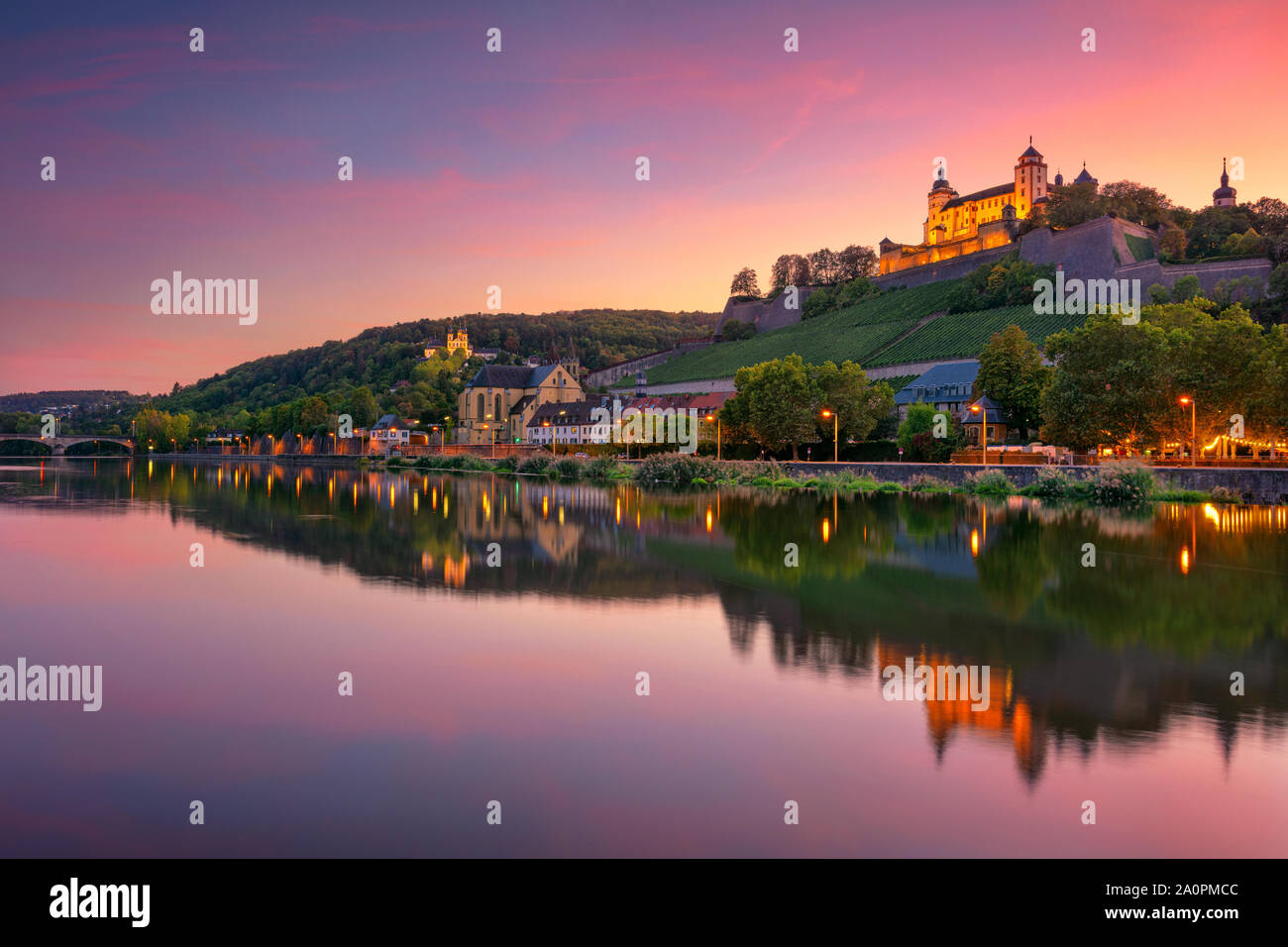 Würzburg, Deutschland. Stadtbild Bild von Würzburg mit Festung Marienberg und Reflexion der Stadt in Main Rive während der schönen Sonnenuntergang. Stockfoto