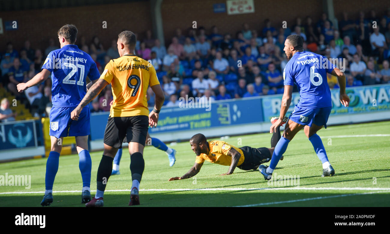 London, GB, 21. September 2019 - Abu Agogo von Bristol Rovers Kerben ihr erstes Ziel mit einem Tauchen Kopf während der Sky Bet League ein Fußballspiel zwischen AFC Wimbledon und Bristol Rovers im Cherry Red Records Stadion - nur für den redaktionellen Gebrauch bestimmt. Kein Merchandising. Für Fußball Bilder FA und Premier League Einschränkungen keine Internet/Mobile Nutzung ohne fapl Lizenz - für Details Kontakt Fußball Dataco Inc.. Foto: Simon Dack TPI/Alamy leben Nachrichten Stockfoto