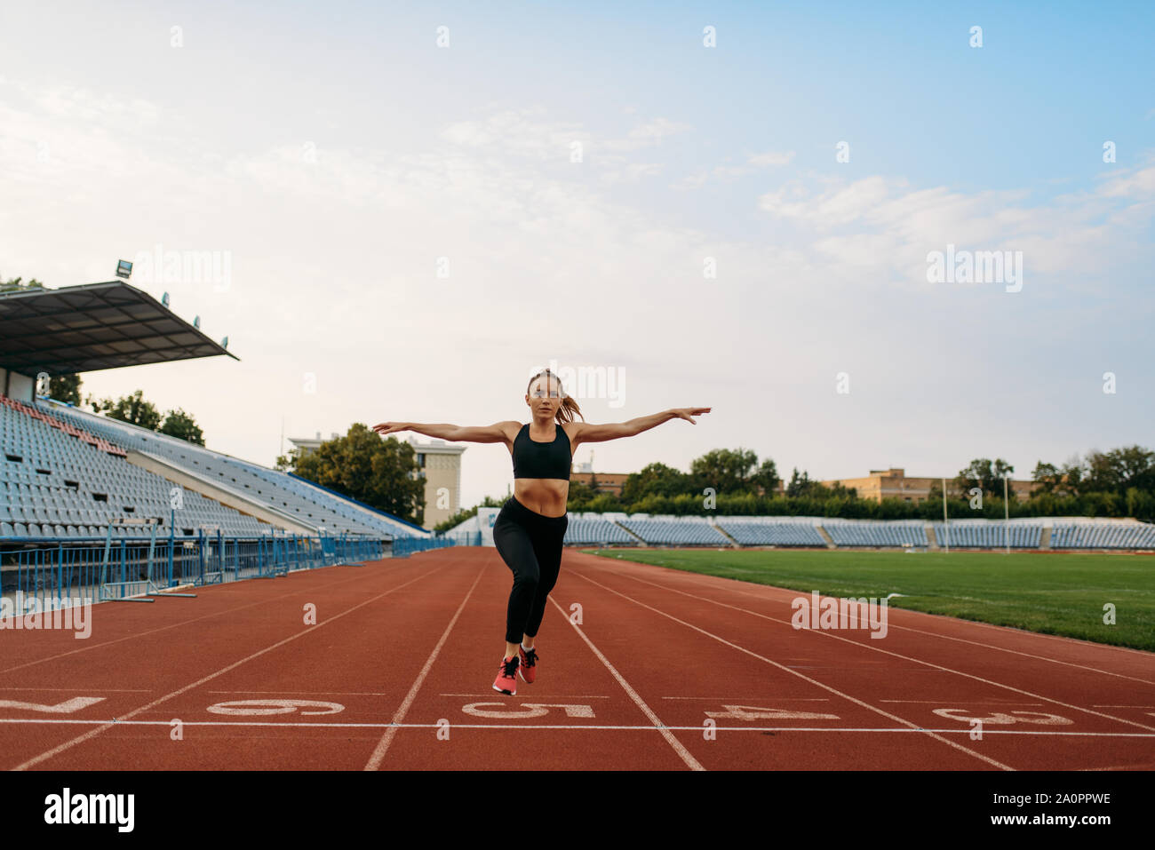 Weibliche Jogger in Sportkleidung kreuze Finish Line Stockfoto