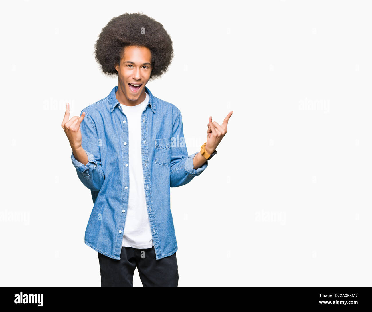 Junge afrikanische amerikanische Mann mit afro Haar schreien mit verrückten Ausdruck tun Rock Symbol mit hands up. Musik Star. Schwere Konzept. Stockfoto