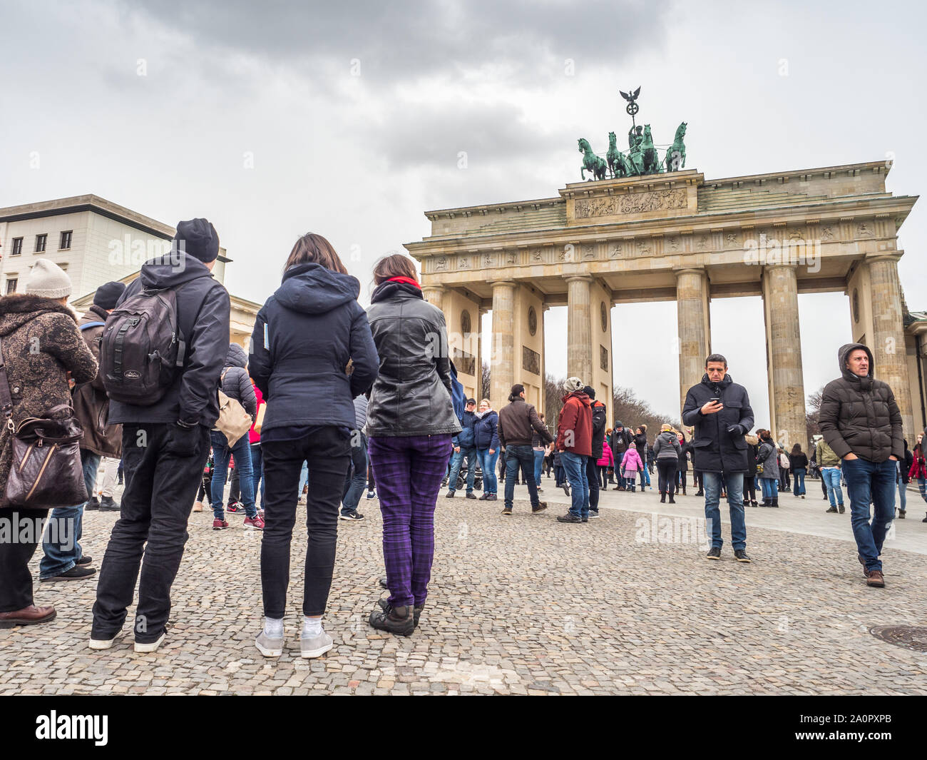 Berlin, Deutschland - 16 März 2019: eine Menge von Touristen vor dem Brandenburger Tor, von der Pariser Platz auf der Ostseite gesehen Stockfoto