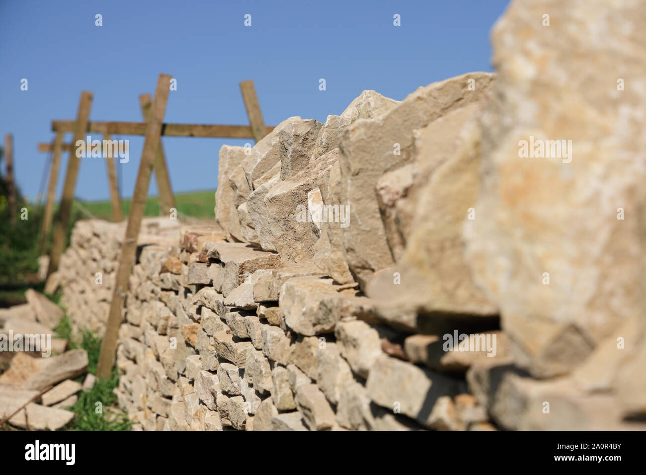 Ein Cotswold Trockenmauer in den Prozess der gebaut wird. Eine traditionelle Landschaft Handwerker skill Stockfoto