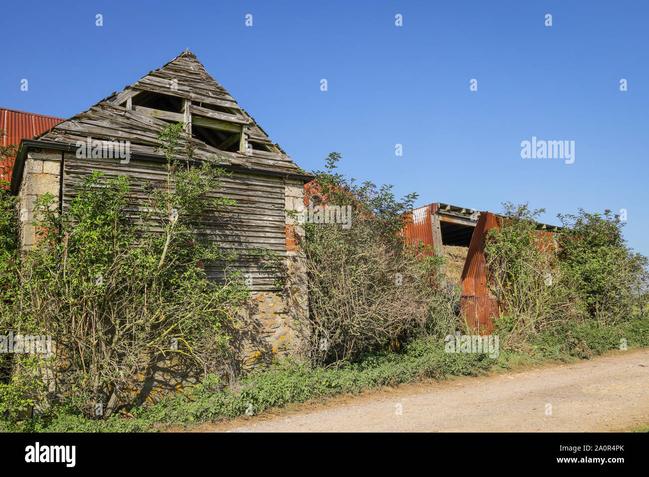 Verfallene, laufen sie Holz und rostiges Metall landwirtschaftlichen Gebäuden Stockfoto