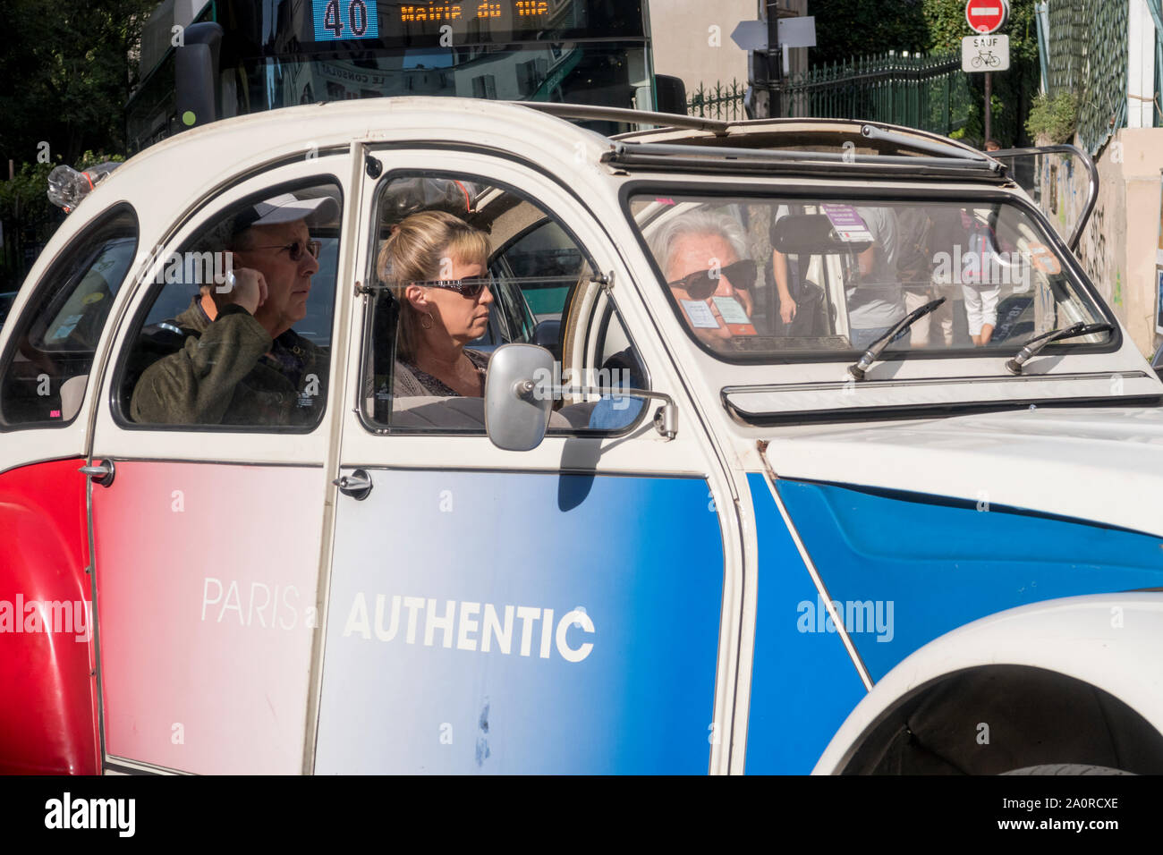 Paris, Frankreich, Sept 02, 2019: Touristen auf einer Besichtigungstour mit einem Citroen 2 CV in Montmartre, Paris. Stockfoto