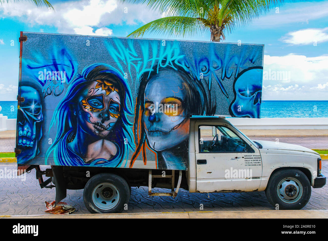 Cozumel, Mexiko - 16. Juli 2016: einem Lieferwagen mit Graffiti in Cozumel, Mexiko gefüllt. Stockfoto