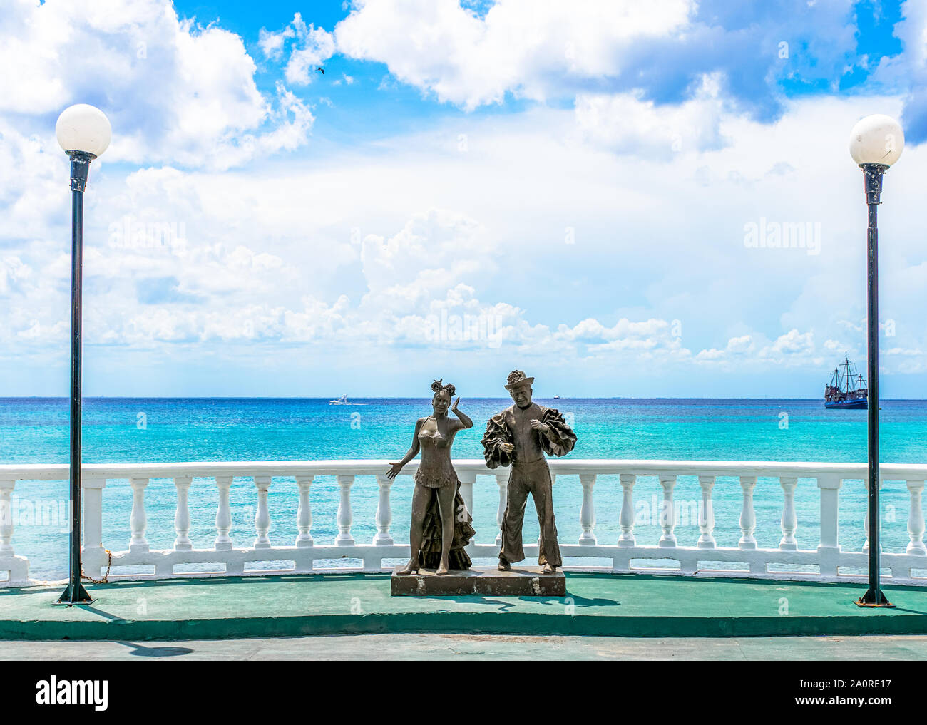 Bronzestatue von Tänzer mit einem schönen Meer Hintergrund in Cozumel, Mexiko. Stockfoto