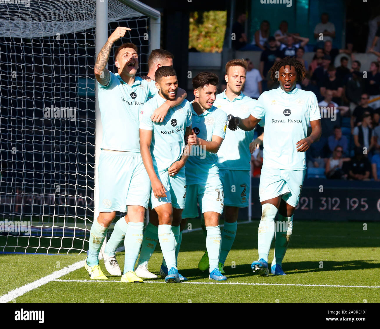 London, Großbritannien. 21 Sep, 2019. Queens Park Rangers' Nahki Brunnen feiert seinen 2. Ziel während Englisch Sky Bet Meisterschaft zwischen Millwall und Queens Park Rangers an der Höhle, London, England am 21. September 2019 Quelle: Aktion Foto Sport/Alamy leben Nachrichten Stockfoto