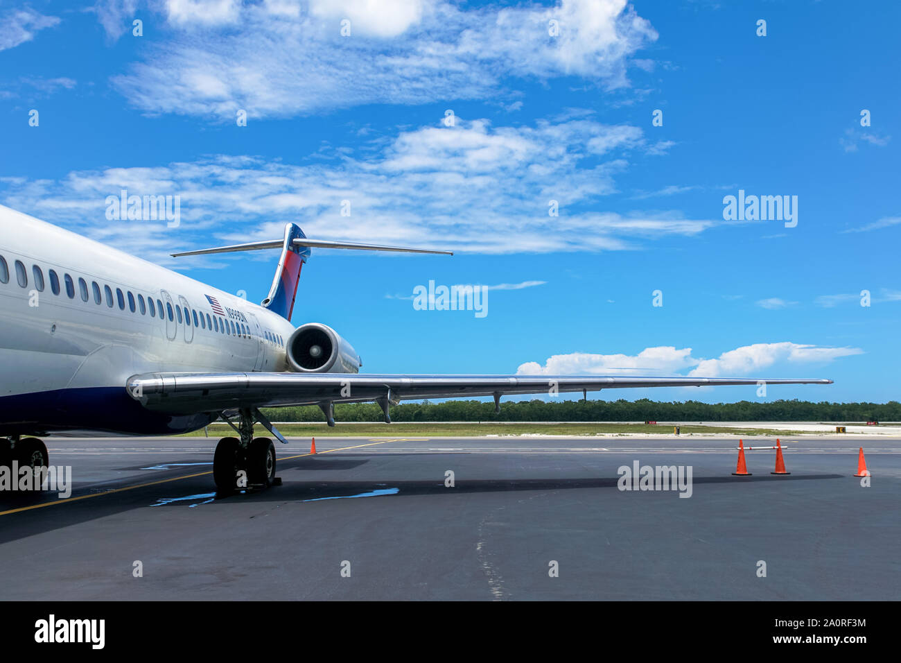 Cozumel, Mexiko - Juli 19, 2016: Ein amerikanisches Flugzeug erwartet die Passagiere in Cozumel, Mexiko. Stockfoto