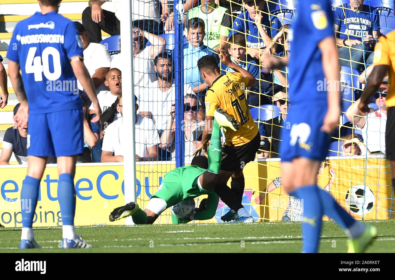 London, GB, 21. September 2019 - Torhüter Nathan Trott der AFC Wimbledon nicht halten kann, Bristol Rovers zweite Tor durch Jonson Clarke-Harris während der Sky Bet League ein Fußballspiel zwischen AFC Wimbledon und Bristol Rovers im Cherry Red Records Stadion - nur für den redaktionellen Gebrauch bestimmt. Kein Merchandising. Für Fußball Bilder FA und Premier League Einschränkungen keine Internet/Mobile Nutzung ohne fapl Lizenz - für Details Kontakt Fußball Dataco Inc.. Foto: Simon Dack TPI/Alamy leben Nachrichten Stockfoto
