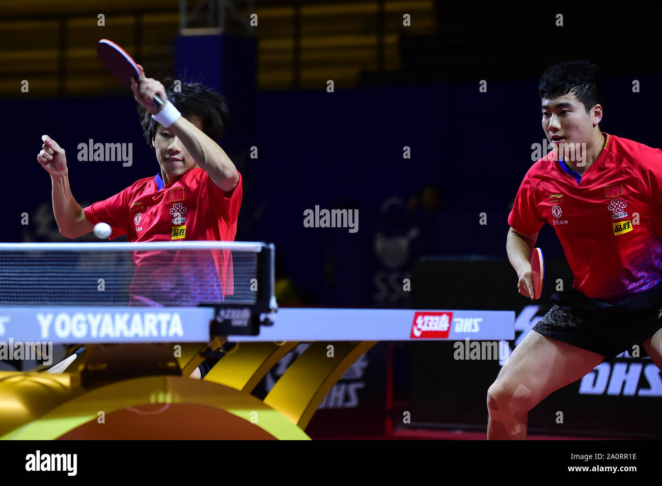 Yogyakarta, Indonesien. 21 Sep, 2019. Liang Jingkun (R)/Lin Gaoyuan von China konkurrieren im Herren-doppel Finale zwischen Liang Jingkun/Lin Gaoyuan von China und Xu Xin/Lüfter Zhendong von China im Jahr 2019 die asiatischen Tischtennis Meisterschaft in Yogyakarta, Indonesien, Sept. 21, 2019. Credit: Du Yu/Xinhua/Alamy leben Nachrichten Stockfoto